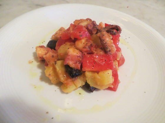 Polpo tiepido con patate, olive e pomodori ricetta e foto