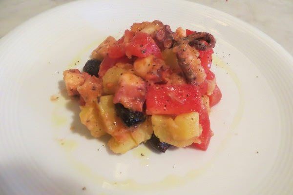 Polpo tiepido con patate, olive e pomodori