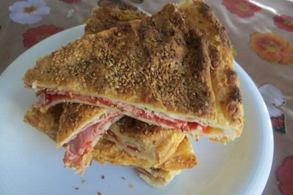 Sfogliata al prosciutto, pomodoro e sesamo