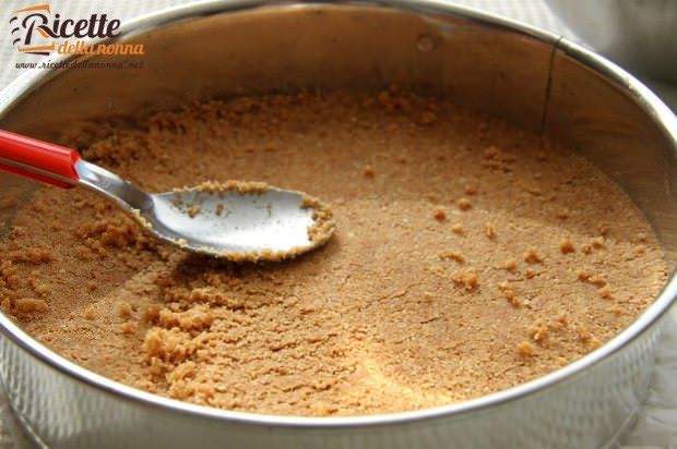 Quarta fase preparazione Cheesecake alle fragole