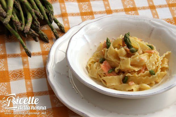 Pasta asparagi e salmone