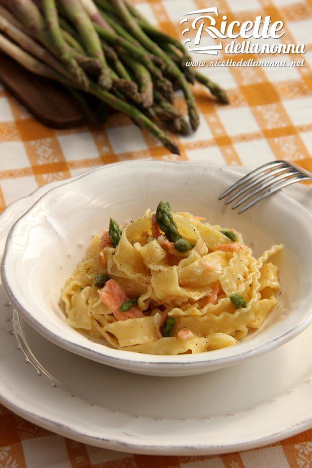 Pasta asparagi e salmone ricetta e foto