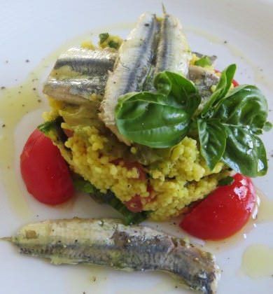 Couscous allo zafferano, alici, pomodoro e basilico ricetta e foto