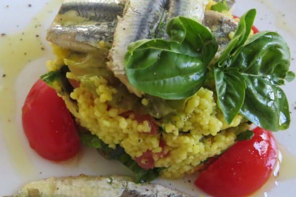 Couscous allo zafferano, alici, pomodoro e basilico