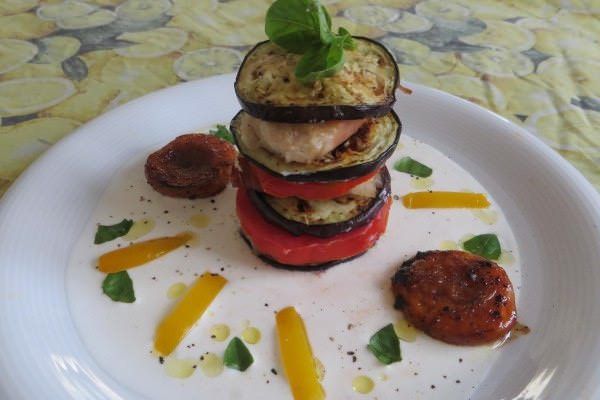 Verticale di pollo, speck e melanzane