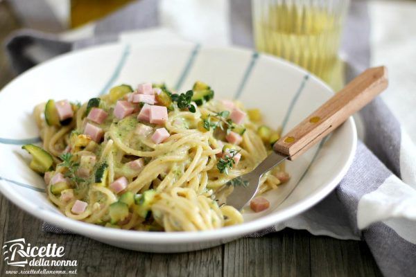 Spaghetti cremosi con zucchine e prosciutto di Praga