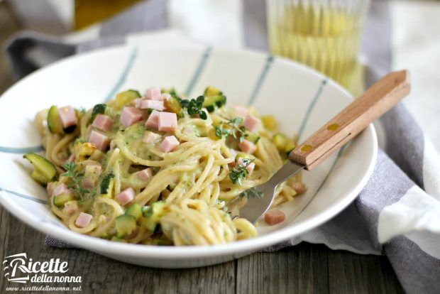 Spaghetti cremosi alle zucchine e praga ricetta e foto