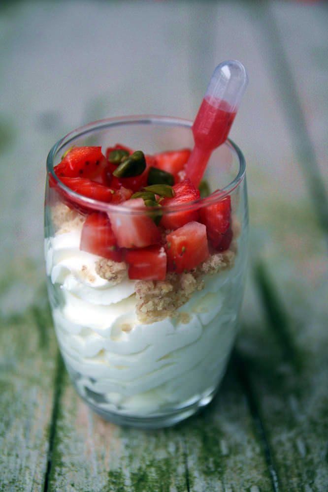 Bicchierini con crema al mascarpone, fragole e streusel alle noci ricetta e foto