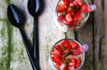 Bicchierini con crema al mascarpone, fragole e streusel alle noci