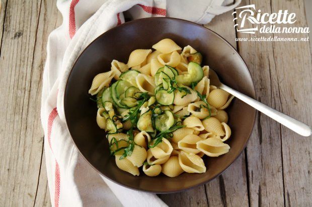 Conchiglie con zucchine e rucola