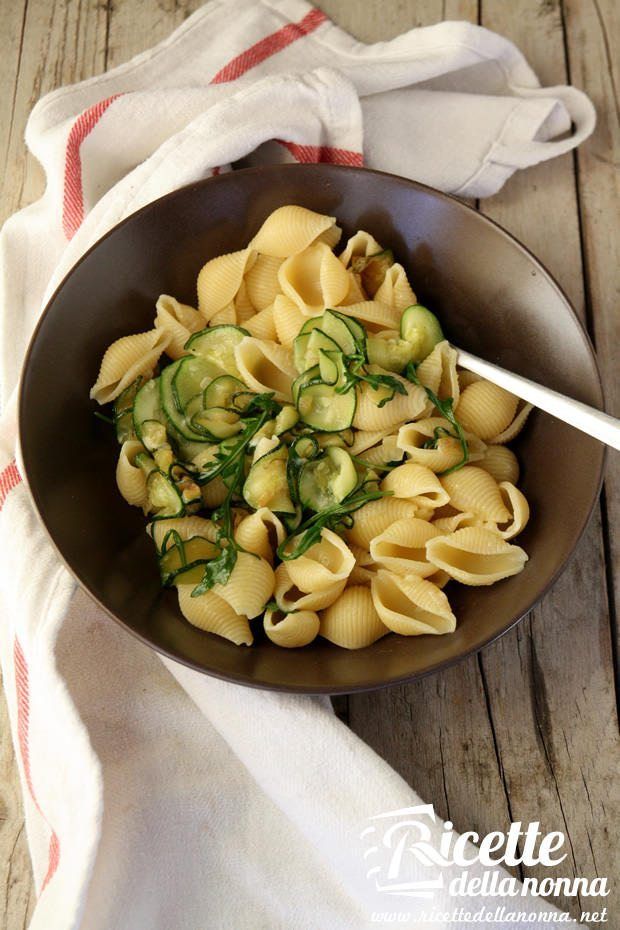 Conchiglie con zucchine e rucola