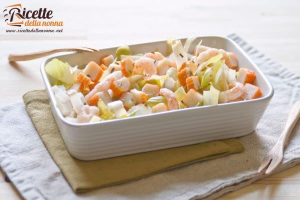 Insalata al sapore di gamberetti e surimi deliziosa per l’estate