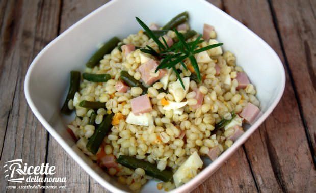 Insalata d'orzo con fagiolini, uova e prosciutto e olio al curry ricetta e foto