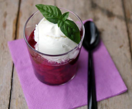 Zuppetta ciliegie e lamponi profumata al basilico e citronella ricetta e foto