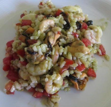 Insalata di riso con pomodoro, basilico e frutti di mare ricetta e foto