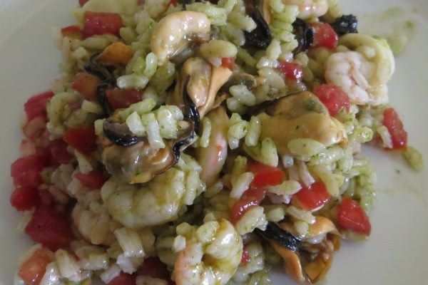 Insalata di riso con pomodoro, basilico e frutti di mare