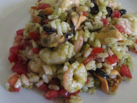 Insalata di riso con pomodoro, basilico e frutti di mare ricetta e foto