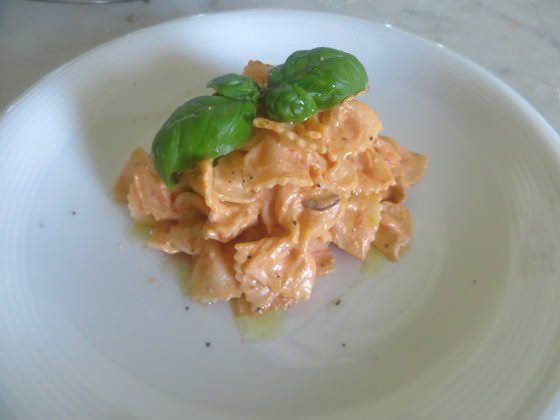 Farfalle ricotta pomodoro e olive ricetta e foto