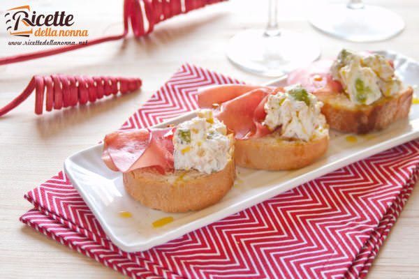 Crostini di pane con crema di yogurt, zucchine e petali di bresaola