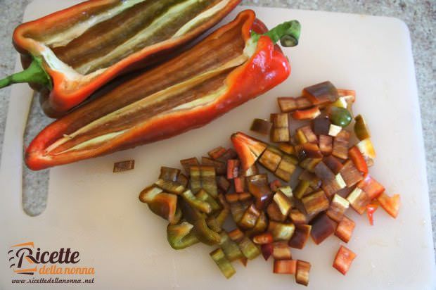 Preparazione peperoni ripieni di scamorza, olive e acciughe foto 1