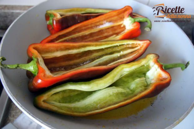 Preparazione peperoni ripieni di scamorza, olive e acciughe foto 3