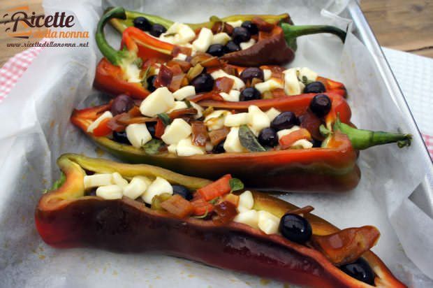 Preparazione peperoni ripieni di scamorza, olive e acciughe foto 6