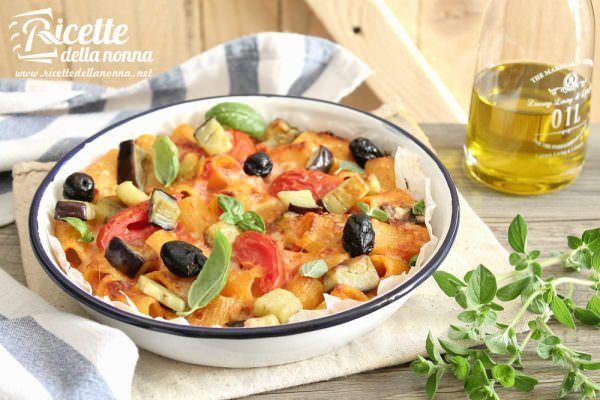 Rigatoni al forno con melanzane e olive piccanti