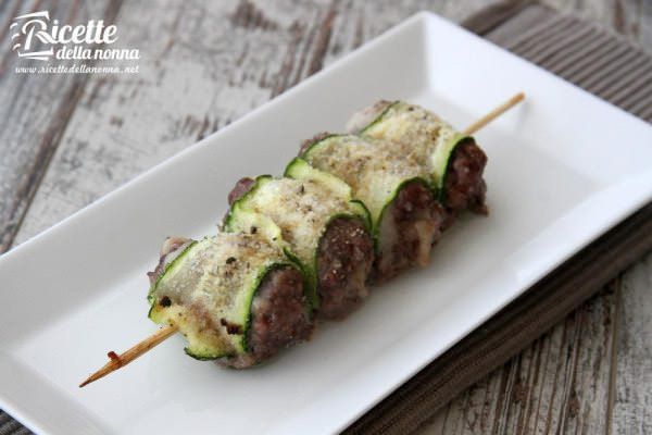 Involtini di zucchine e salsiccia