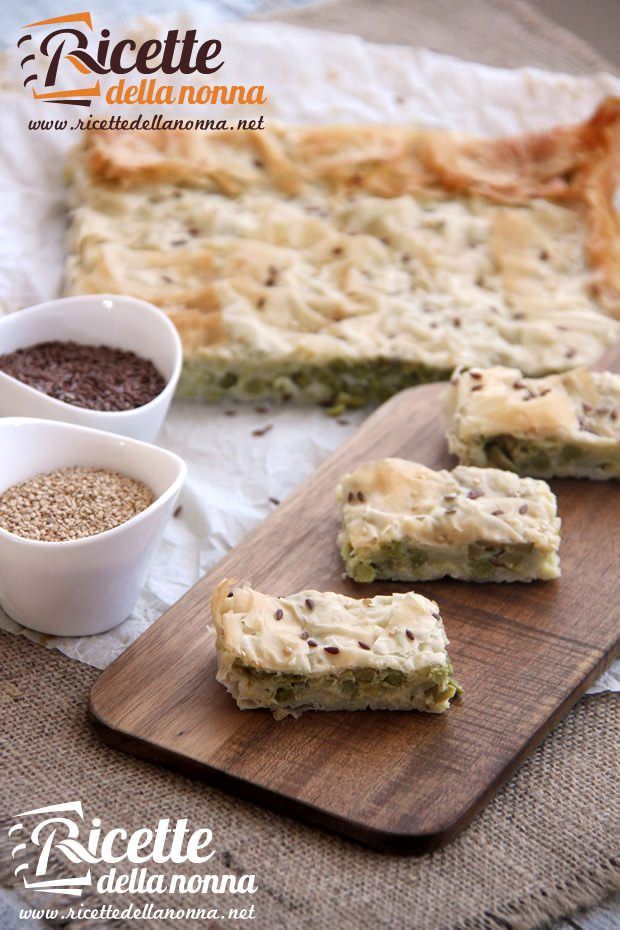 Torta salata di pasta fillo con porri, piselli e olive ricetta e foto