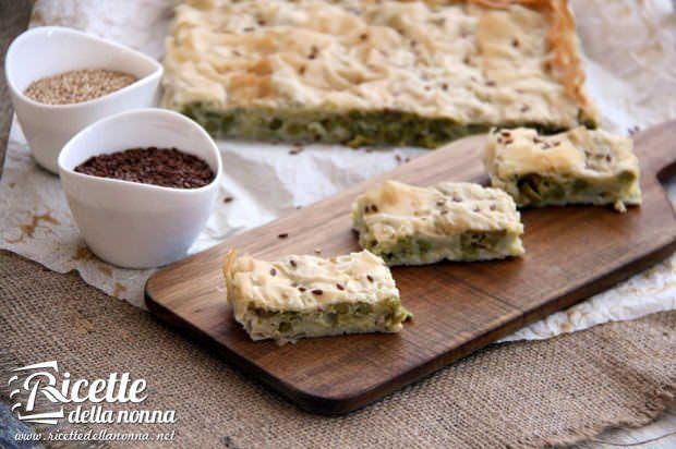 Torta salata di pasta fillo con porri, piselli e olive