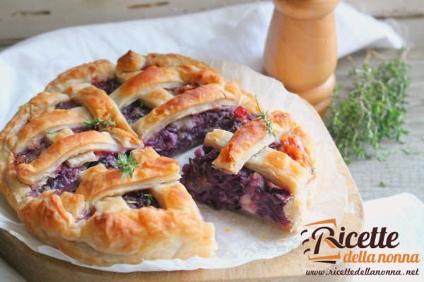 Cavolo cappuccio viola e speck si fondono in questa quiche diversa dal solito: ricetta della torta tirolese salata che conquista al primo morso