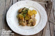 Bocconcini di pollo con patate e semi di papavero