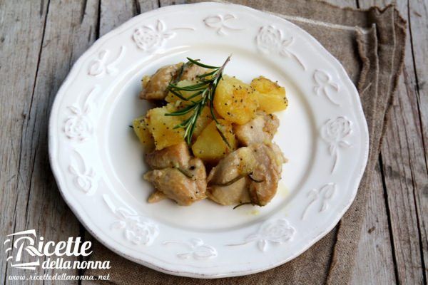 Bocconcini di pollo con patate e semi di papavero