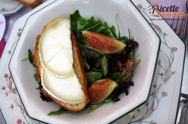 Insalata con vinaigrette al miele e crostino con formaggio di capra ricetta e foto