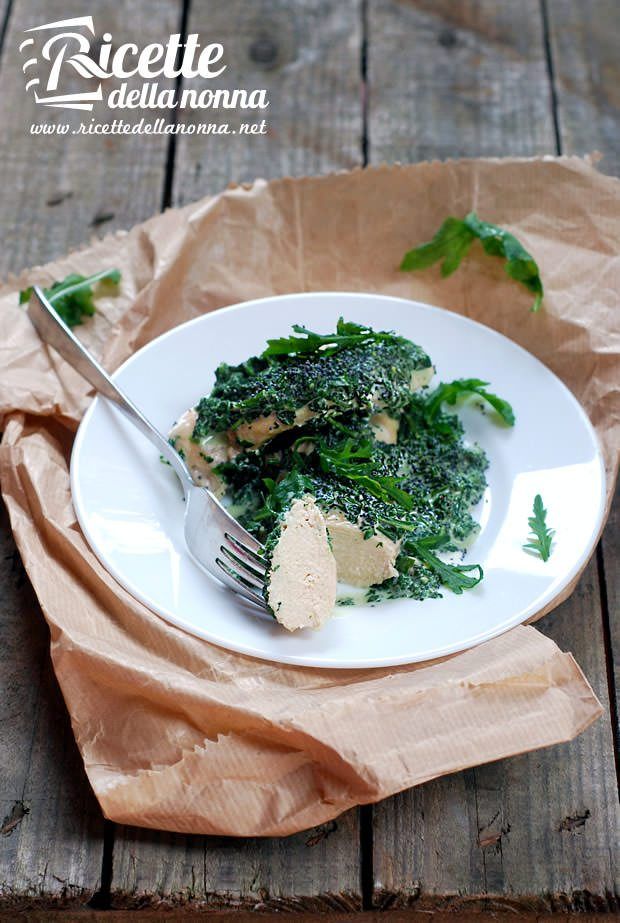 Petti di pollo con rucola e semi di papavero