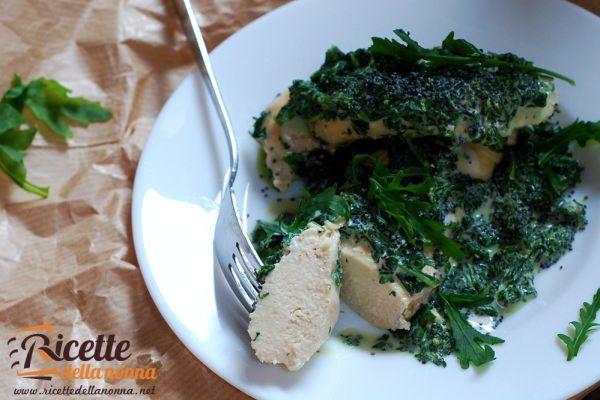 Petti di pollo al forno con panna, rucola e semi di papavero