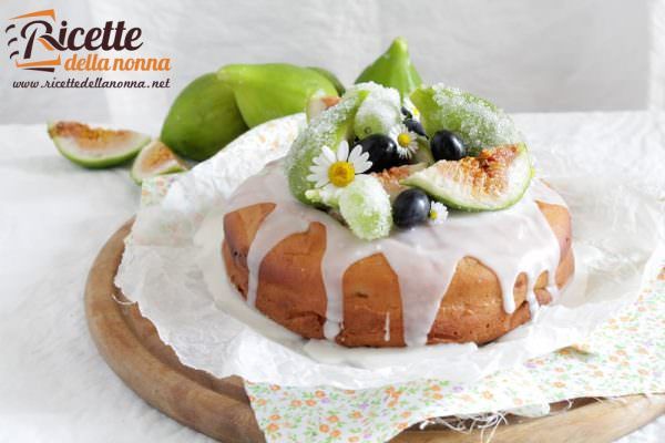 Torta con fichi secchi e uva