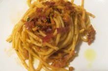 Spaghettoni con pesto rosso e briciolata allo speck
