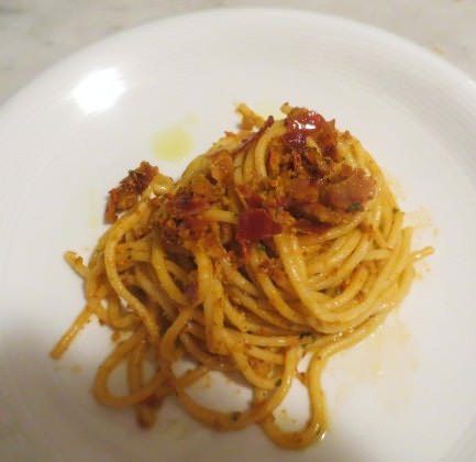 Spaghettoni con pesto rosso e briciolata allo speck ricetta e foto