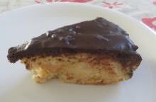 Torta di pere e mele glassata al cioccolato