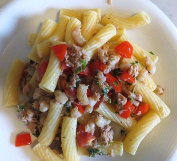 Rigatoni con tonno e gamberetti ricetta e foto