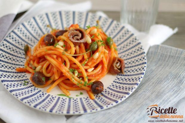 Spaghetti alla puttanesca ricetta e foto