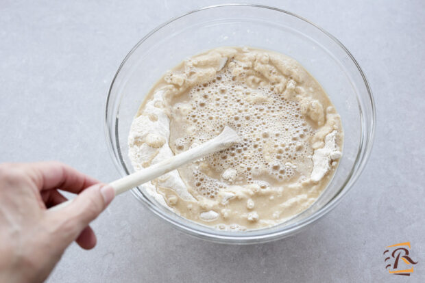 Preparazione focaccia barese