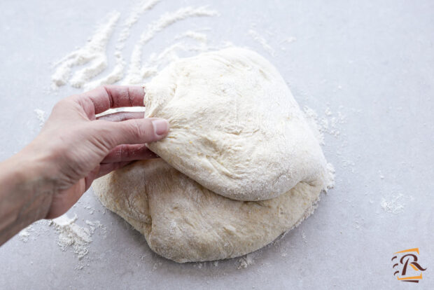 Preparazione focaccia barese