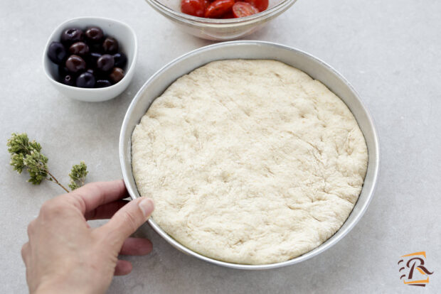 Preparazione focaccia barese