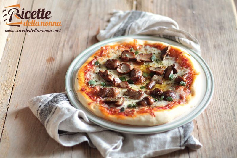 Pizza ai funghi porcini | Ricette della Nonna