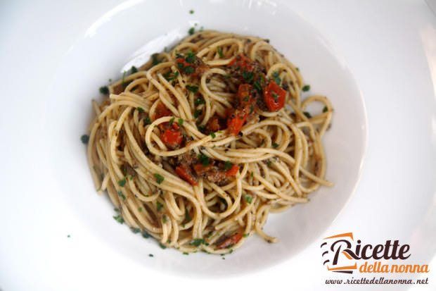 Spaghetti piccanti ai funghi e alle olive nere ricetta e foto