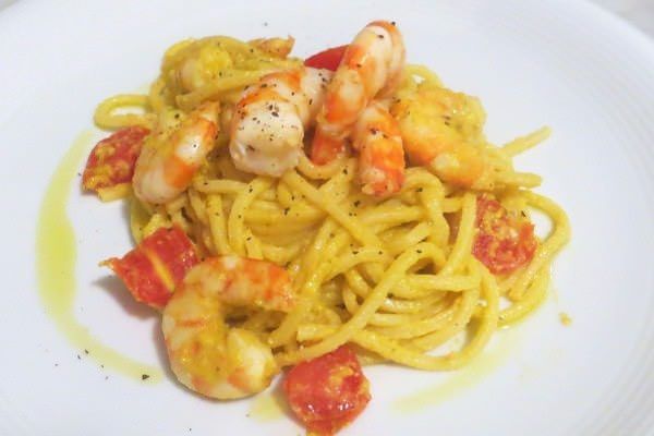 Spaghetti alla chitarra con pesto di fiori di zucca e gamberi