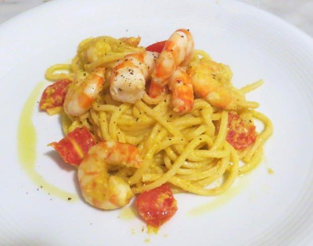 spaghetti alla chitarra, fiori di zucca, gamberi