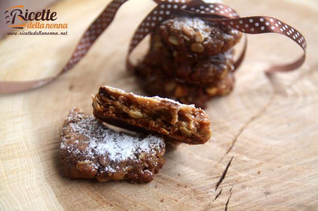 Biscotti con arachidi e cioccolato ricetta e foto